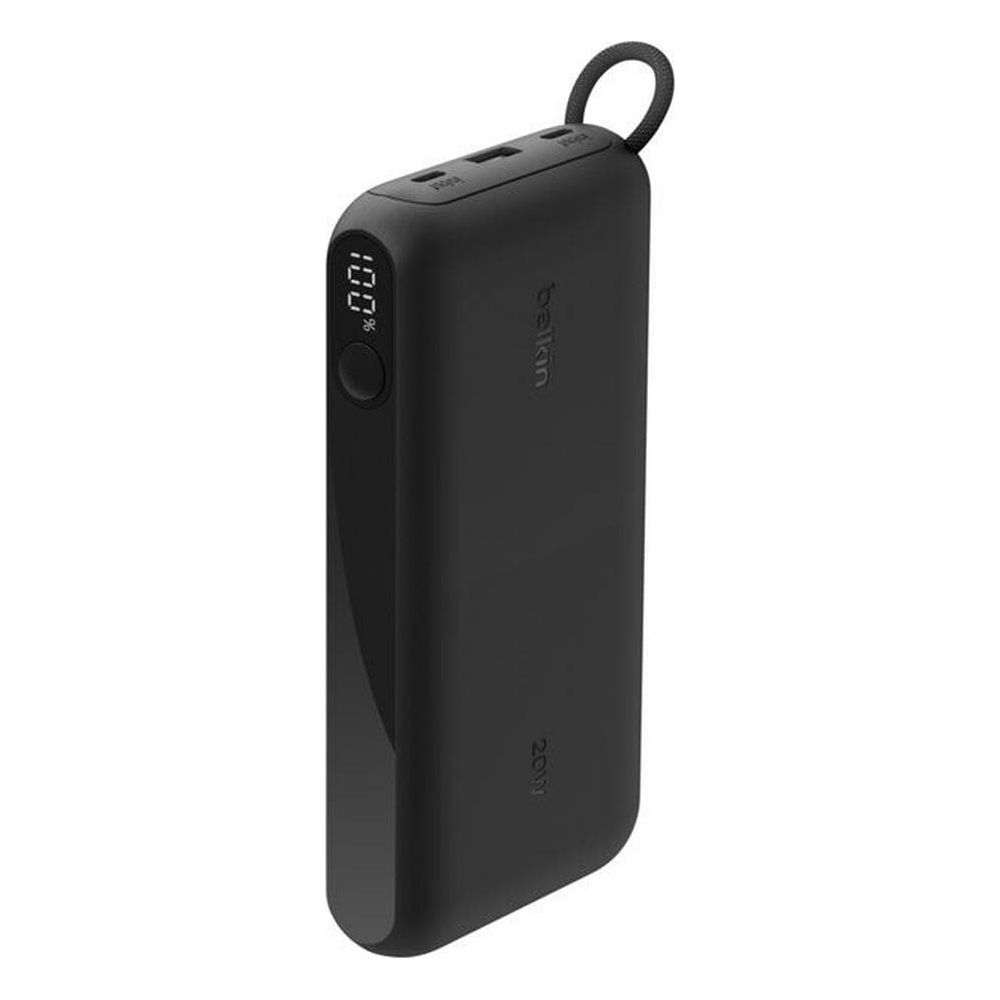 Schwarze Belkin Powerbank mit digitaler Prozentanzeige und integrierter Trageschlaufe.