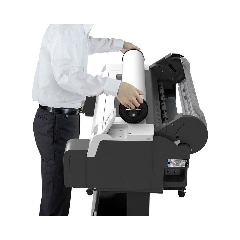 Ein Mann im weißen Hemd legt eine Papierrolle in einen großen Großformatdrucker.