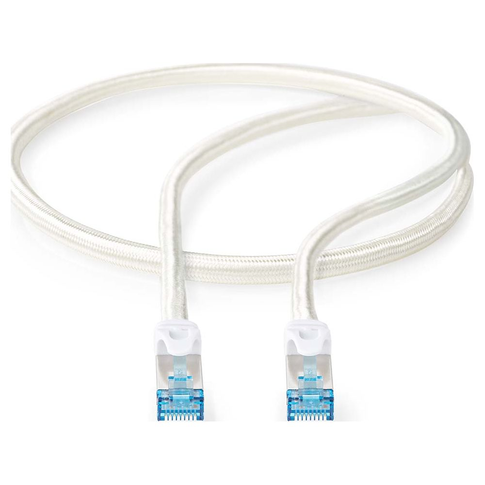 Un lungo cavo ethernet bianco con connettori blu su sfondo bianco.