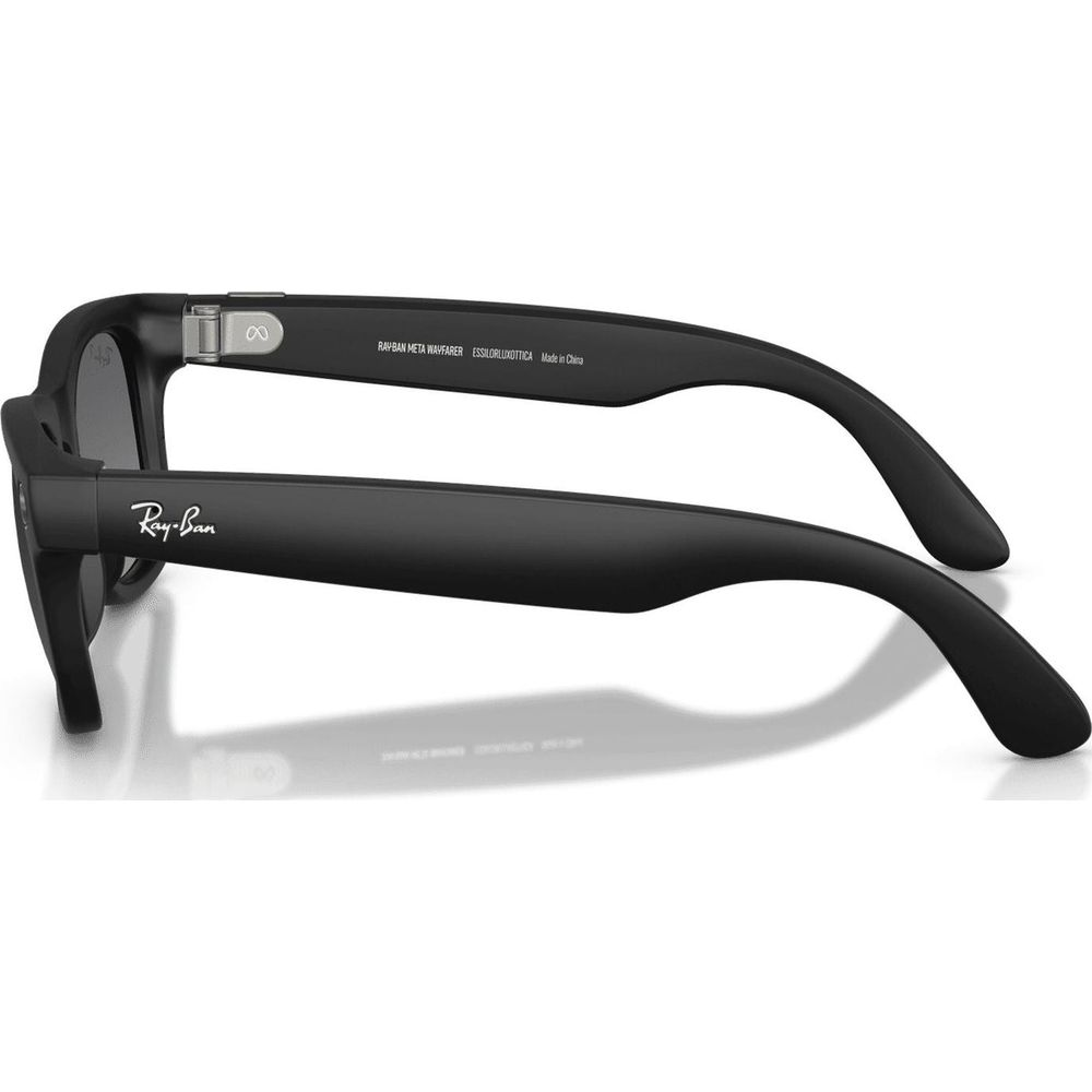 Sap kısmında beyaz marka yazısı bulunan siyah Ray-Ban Meta Wayfarer güneş gözlüğünün yandan görünümü.