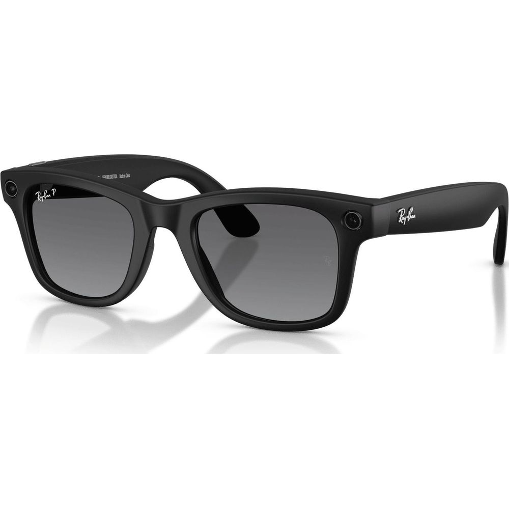 Köşelerinde yerleşik kameralar bulunan siyah Ray-Ban akıllı güneş gözlüğü, beyaz arka planda.