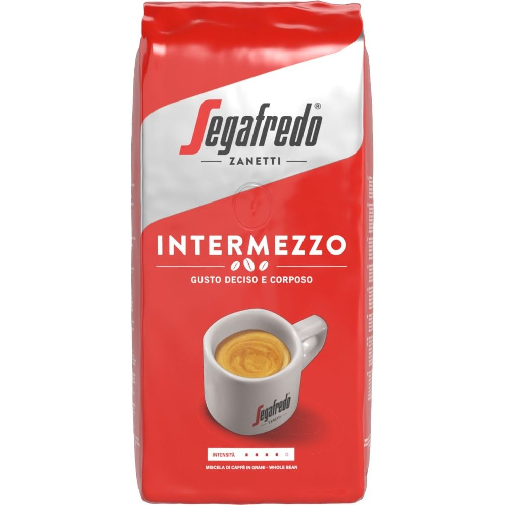 Confezione rossa di caffè in grani Segafredo Intermezzo con tazzina di espresso bianca.