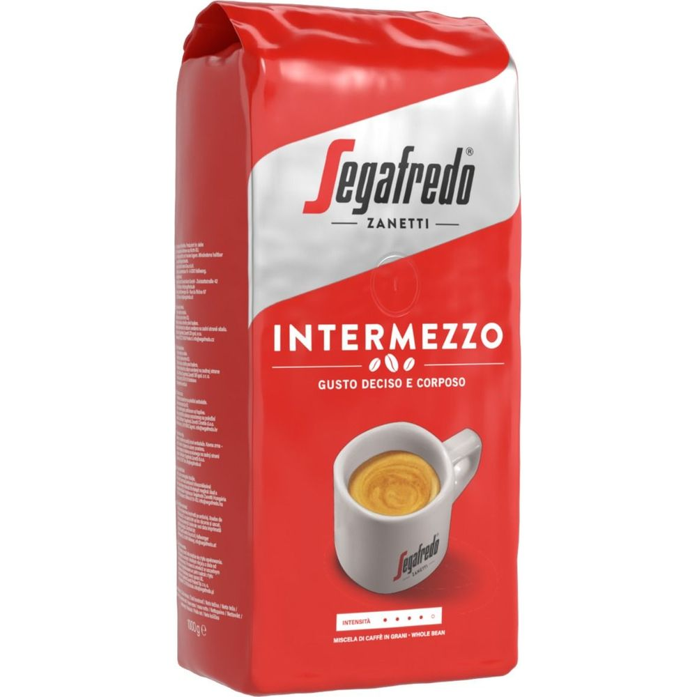 Sacchetto rosso e argento di caffè in grani Segafredo Intermezzo con tazza di caffè.