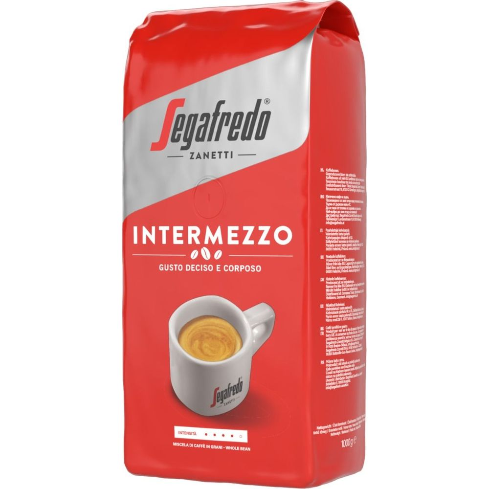 Una confezione rossa e argento di caffè in grani Segafredo Intermezzo con tazza bianca.