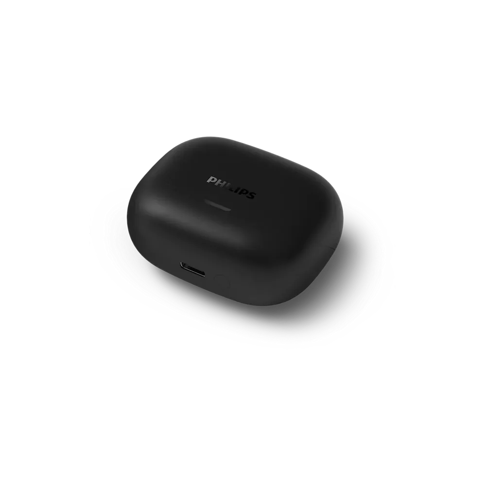 Czarne etui ładujące Philips z portem USB-C na czarnym tle.