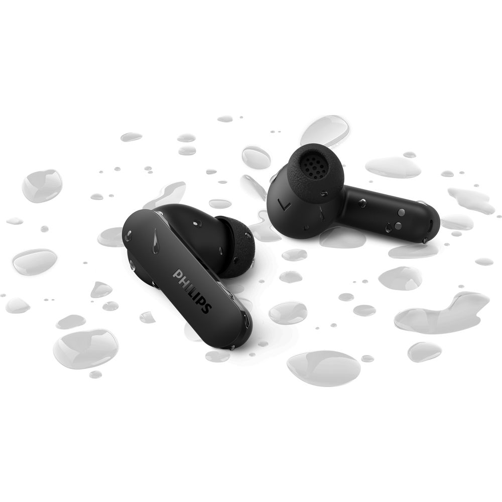 Due auricolari wireless Philips neri su una superficie bianca con gocce d'acqua.