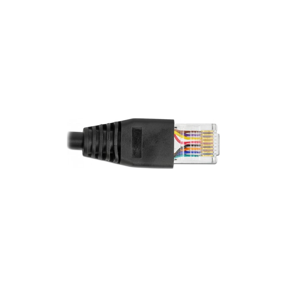 Un conector de cable Ethernet con protector negro y cables de colores visibles en el enchufe transparente.
