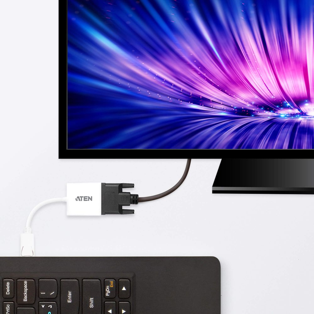 Ein weißer ATEN-Adapter verbindet ein schwarzes Kabel vom Monitor mit einem weißen Kabel von der Tastatur.