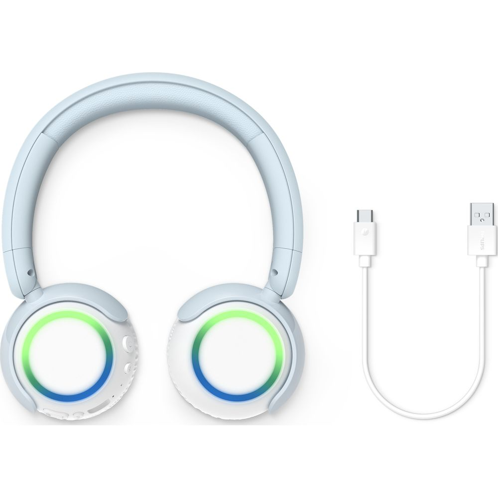 Casque supra-auriculaire bleu clair avec anneaux LED vert et bleu sur les oreillettes et câble USB-C blanc sur fond blanc.