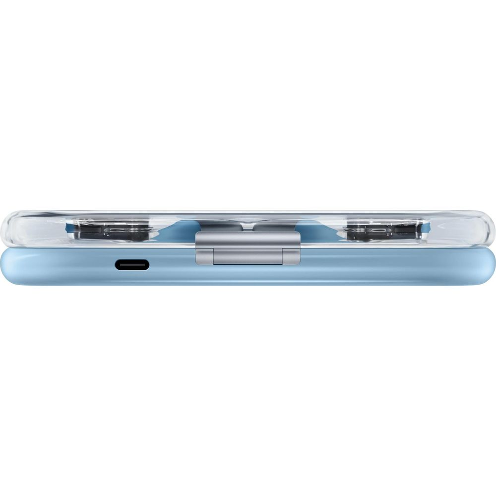 Unterseite eines hellblauen faltbaren Smartphones mit USB-C-Anschluss und silbernem Scharnier vor weißem Hintergrund.