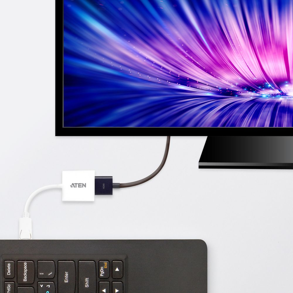 Ein weißer ATEN-Adapter verbindet einen Laptop mit einem Bildschirm mit abstrakter blauer und lila Grafik.