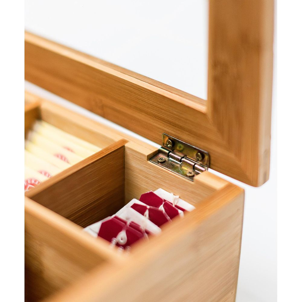 Offene Bambus-Teebeutelbox mit silbernem Scharnier und bunten Teebeuteln innen.