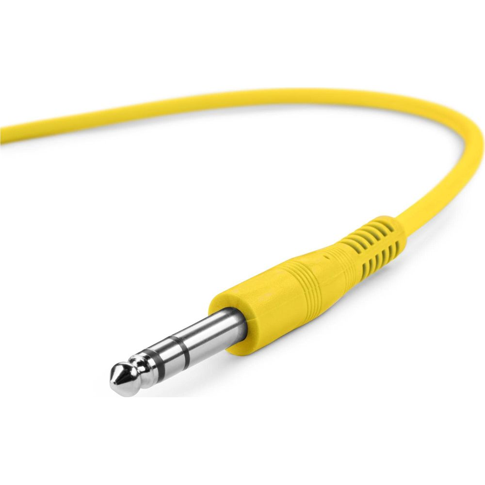 Ein gelbes Audiokabel mit 6,35-mm-Klinkenstecker auf weißem Hintergrund.