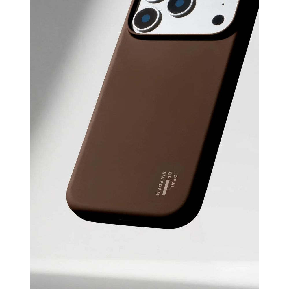 Una custodia per smartphone marrone con logo bianco in basso su sfondo chiaro.