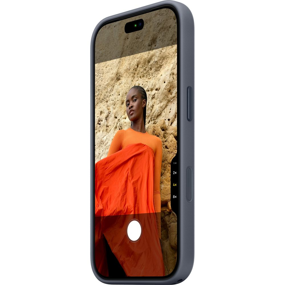 Smartphone en funda gris muestra una mujer frente a un muro de roca.