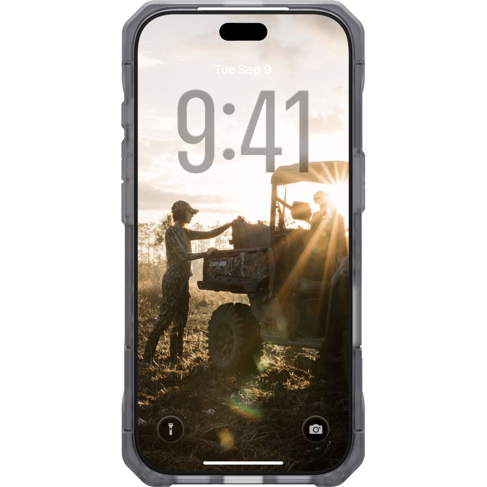 Uno smartphone in una cover grigia mostra una schermata di blocco con una cacciatrice vicino a un fuoristrada al tramonto.