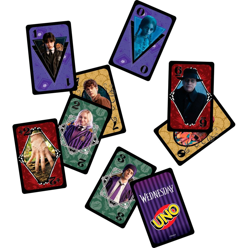 Varias cartas de Uno con personajes de la serie Wednesday sobre fondo blanco.