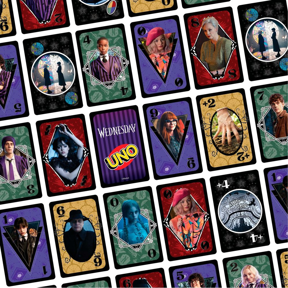 Un juego de cartas UNO temático de Wednesday con personajes como Wednesday Addams en varias cartas de colores.