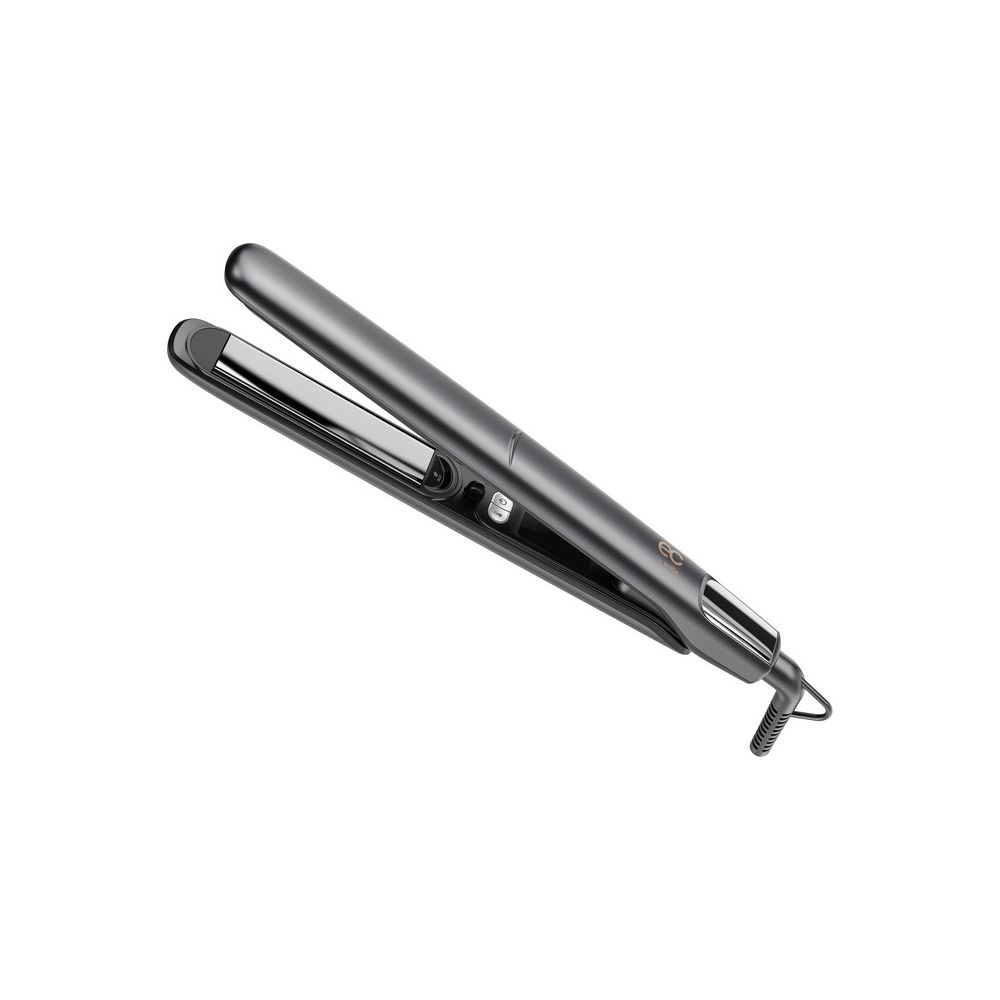 Ein glänzender grauer Haarglätter mit silbernen Platten und Stromkabel vor weißem Hintergrund.
