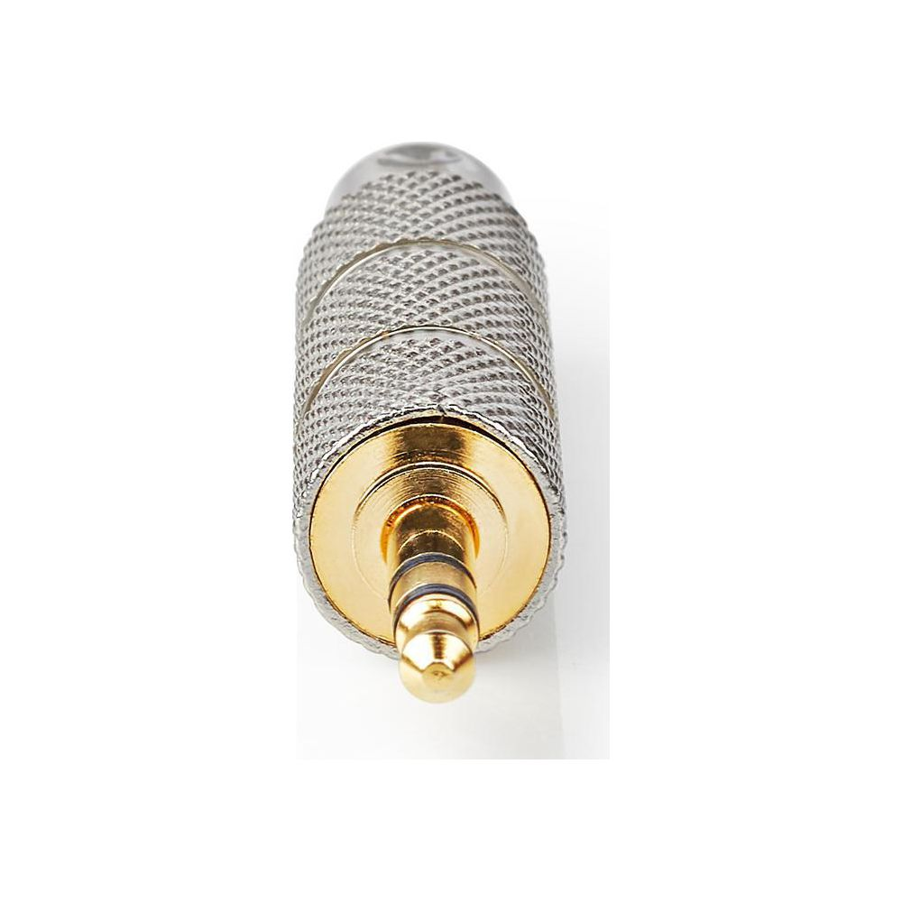 Un jack audio dorato da 3,5 mm con corpo argentato zigrinato su sfondo bianco.
