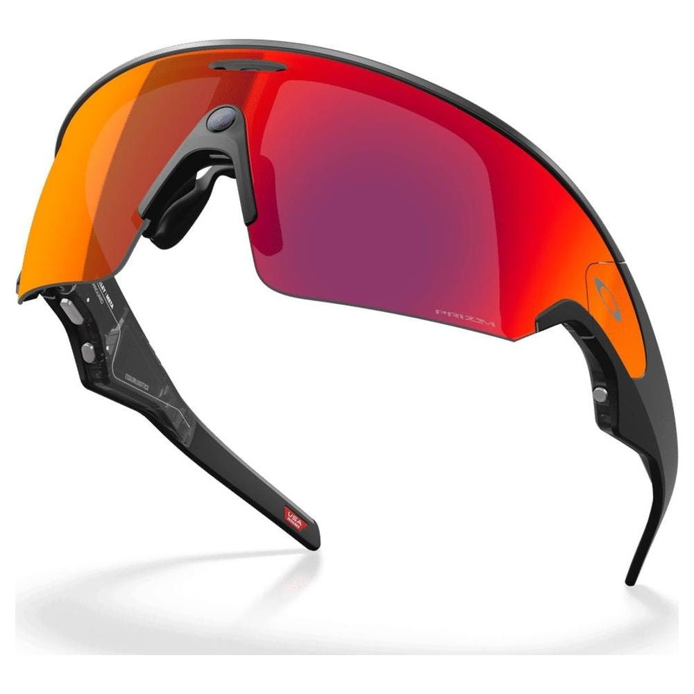 Schwarze Sportsonnenbrille mit reflektierenden rot-orangen Gläsern und schwarzem Rahmen vor weißem Hintergrund.