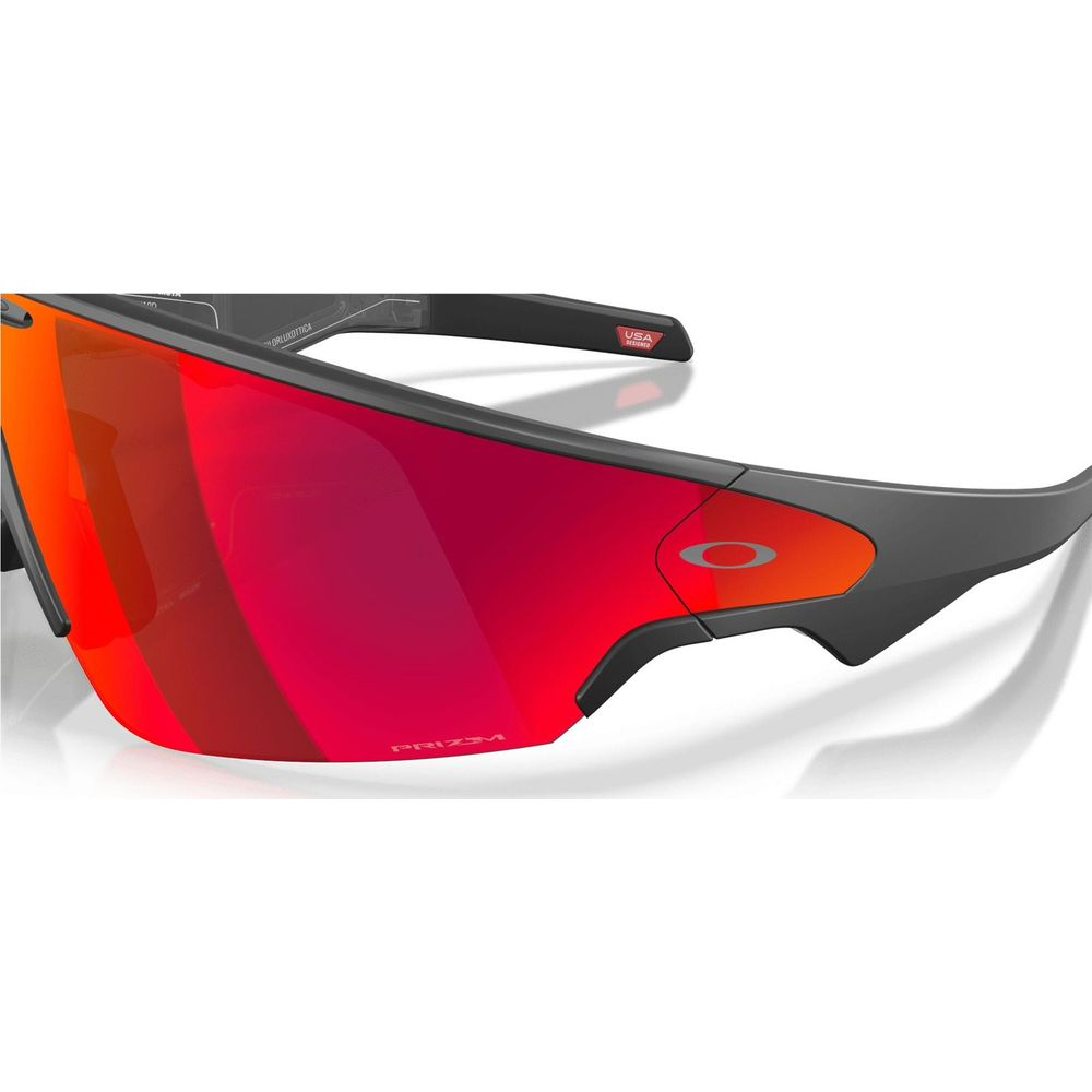 Moderne Sonnenbrille mit schwarzem Rahmen und großen, rot verspiegelten Gläsern vor weißem Hintergrund.