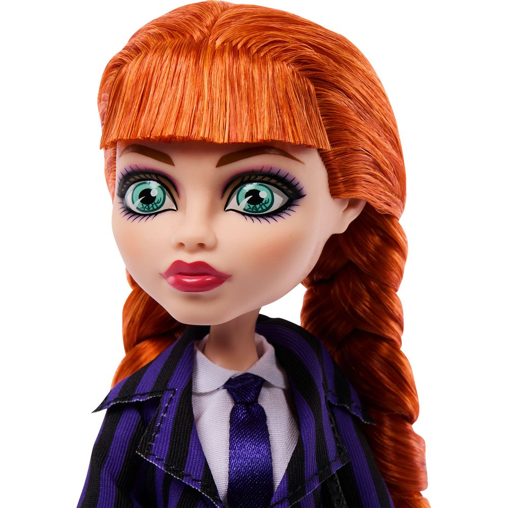 Primer plano de una muñeca con largo pelo rojo, ojos verdes, camisa blanca, corbata azul y chaqueta a rayas moradas y negras.