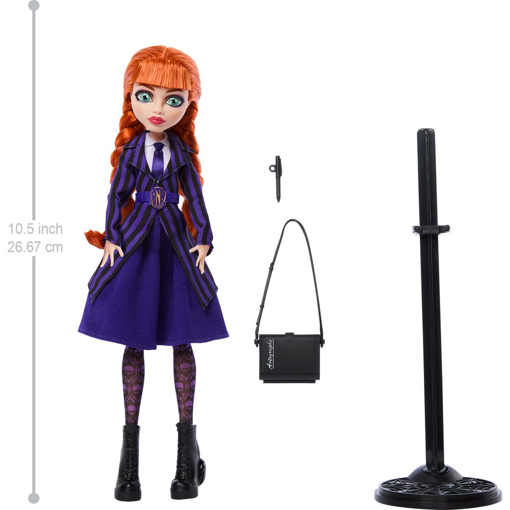 Muñeca con trenzas pelirrojas, abrigo de rayas moradas, bolso y soporte sobre fondo blanco.