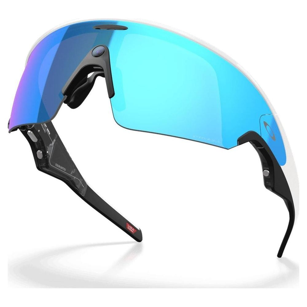 Weiße Sportsonnenbrille mit blauem Visier und integrierter Kamera auf dem Nasensteg, von unten gesehen.