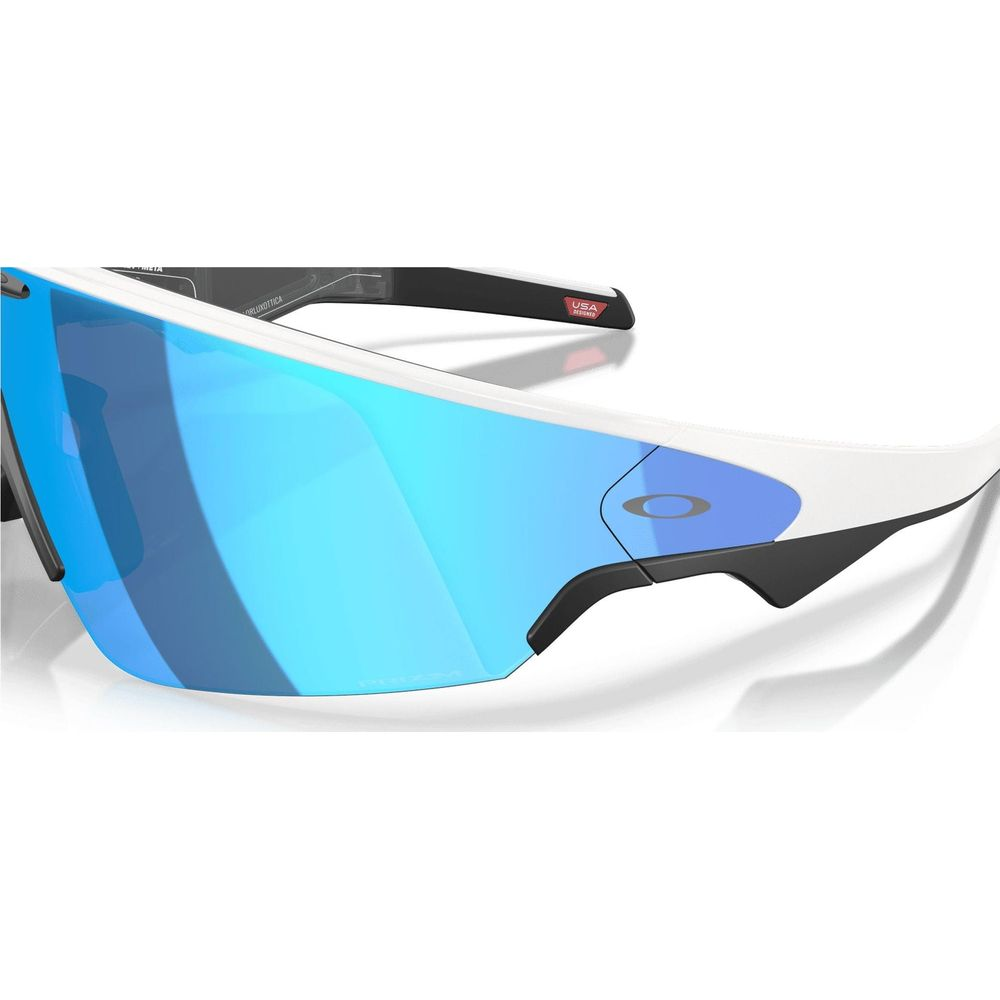 Weiße und schwarze Sportschuhe mit verspiegelten blauen Gläsern und dem Oakley-Logo vor weißem Hintergrund.