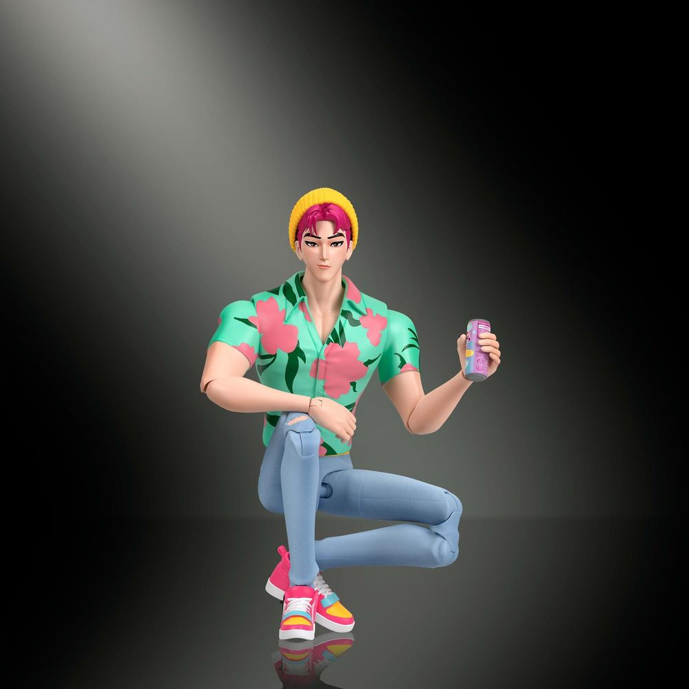 Una figura de acción estilizada con cabello rosa, gorro amarillo, camisa hawaiana y jeans azules se arrodilla con una lata.