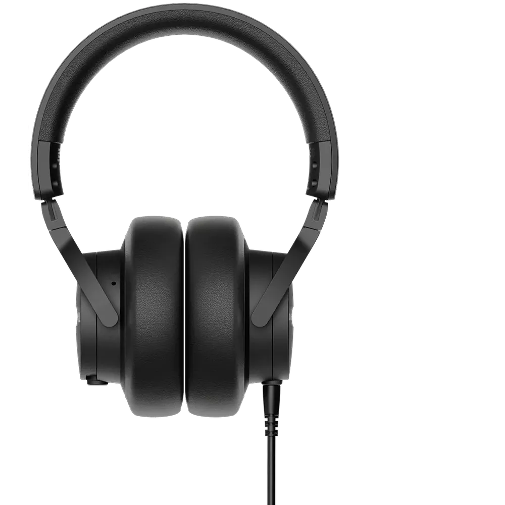 Schwarze Over-Ear-Kopfhörer mit gepolstertem Bügel und Kabel auf schwarzem Hintergrund.