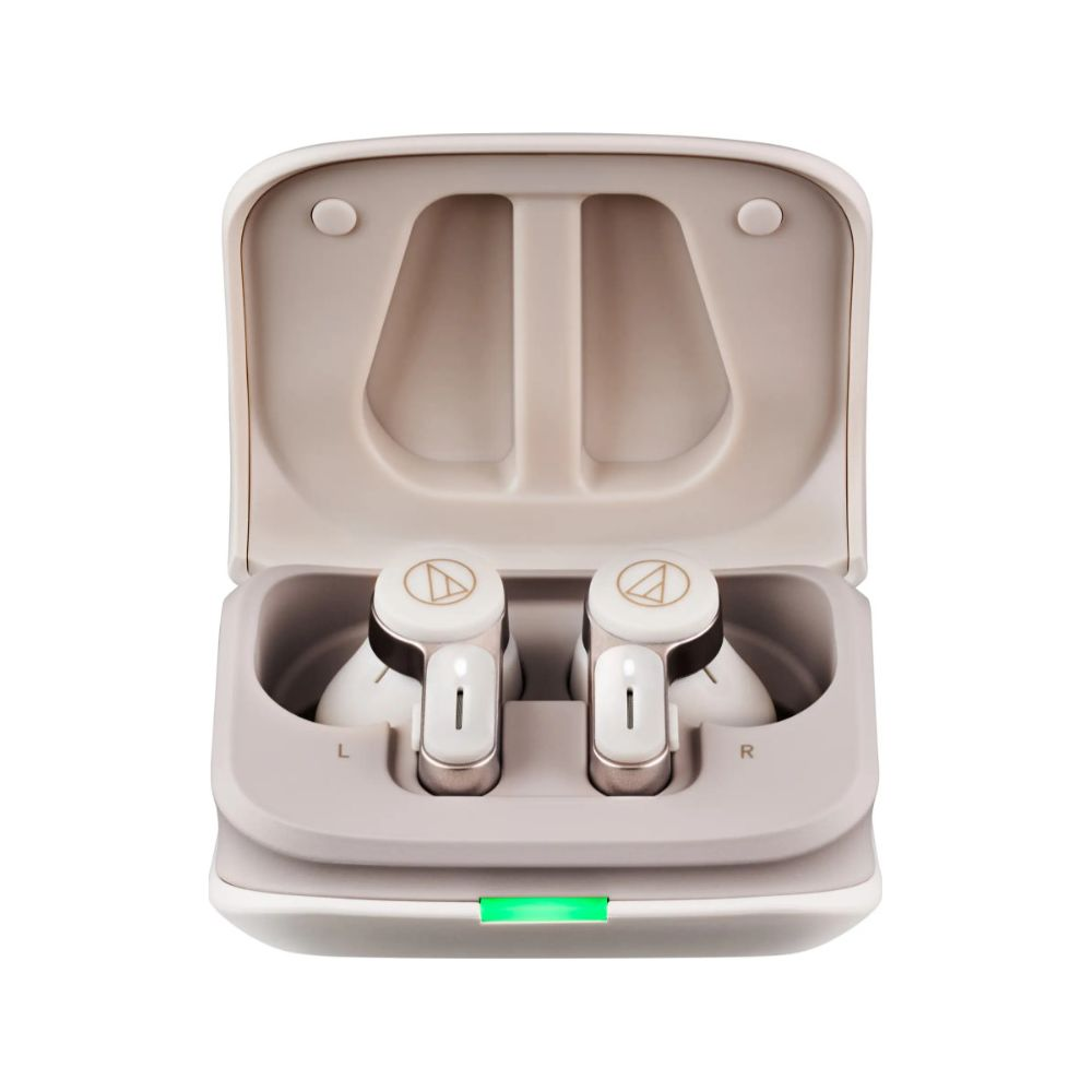 Auricolari wireless beige nella custodia di carica con luce LED verde.