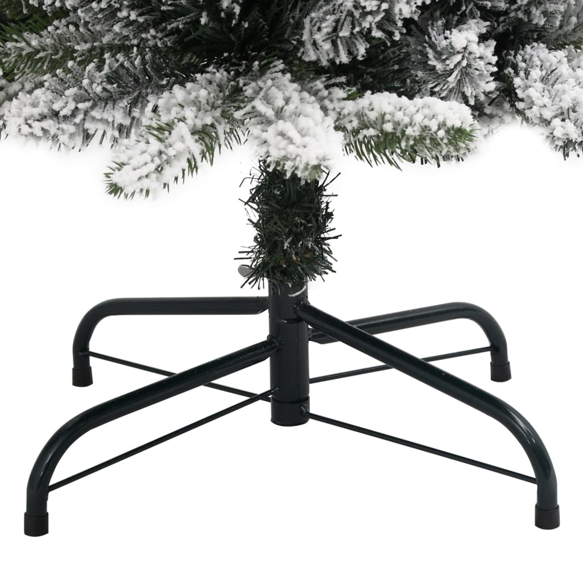 Ein verschneiter künstlicher Weihnachtsbaum steht auf einem schwarzen Metallständer vor weißem Hintergrund.