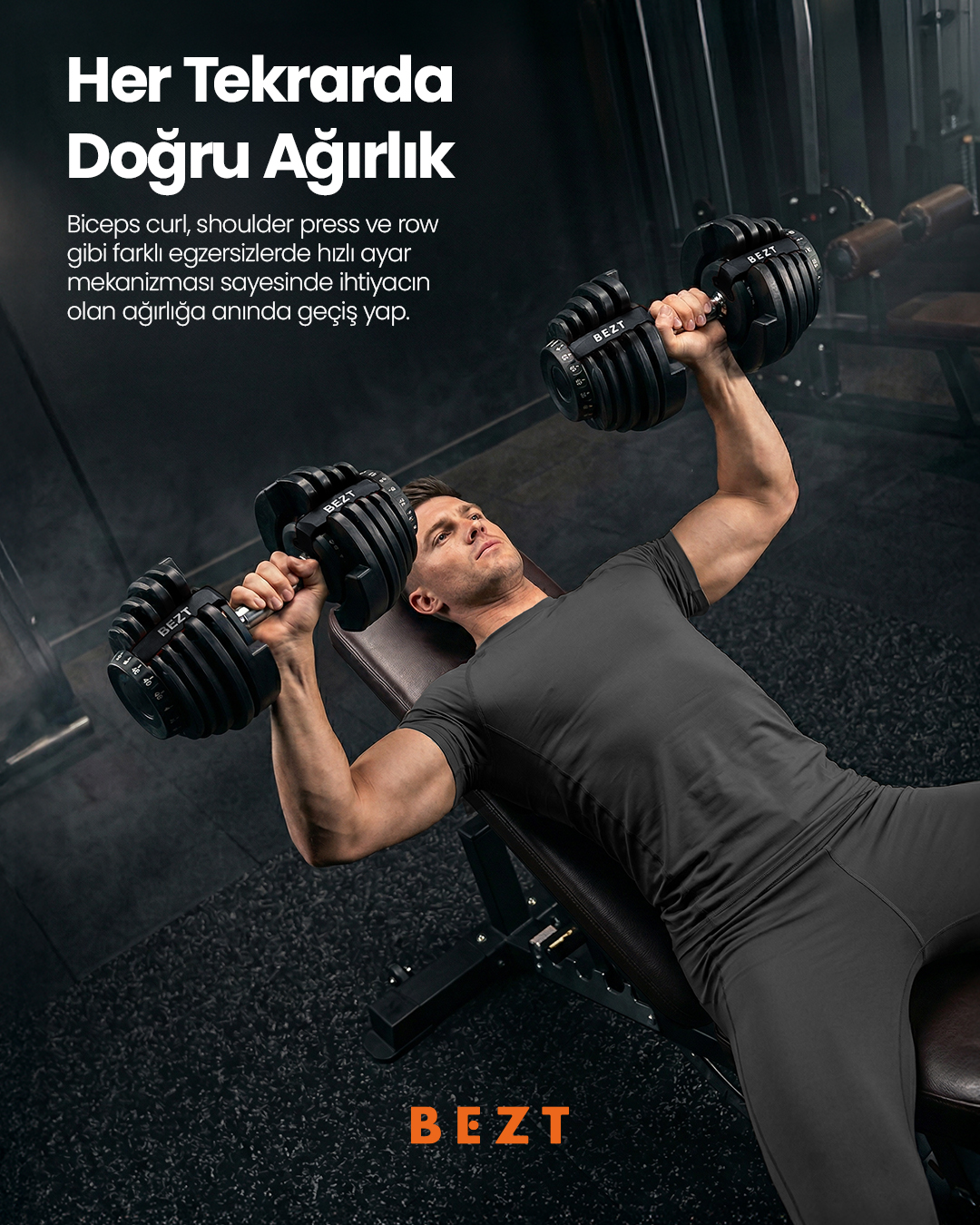 Bir adam spor sehpasına uzanarak ayarlanabilir dambılları kaldırıyor, sol tarafta Türkçe metin var.