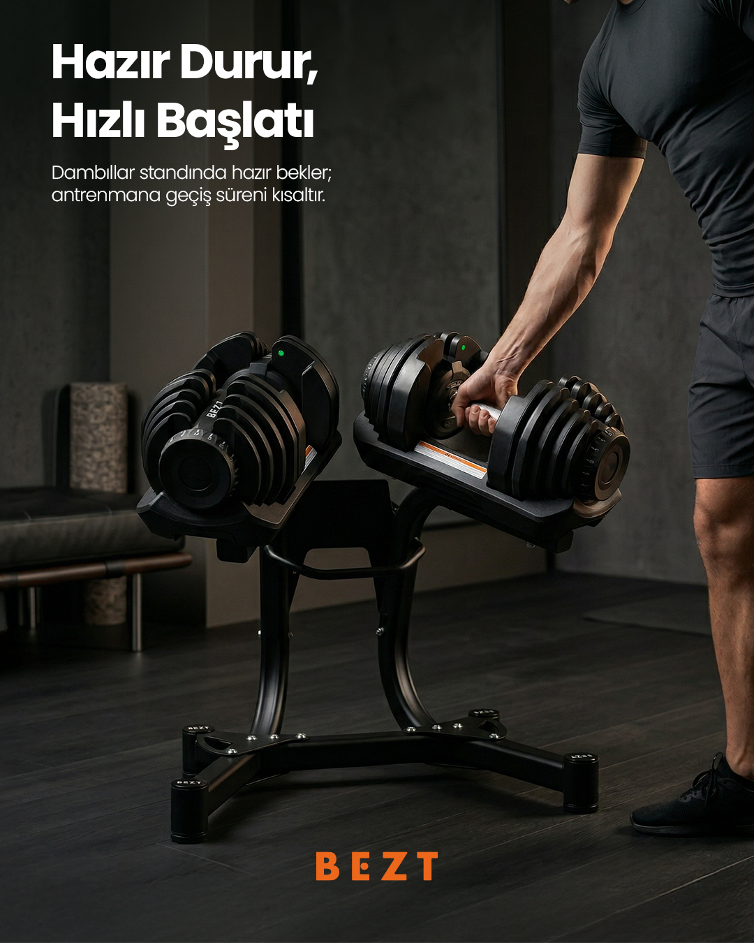 Bir erkek, modern bir odadaki siyah stanttan ayarlanabilir bir dambıl alıyor.