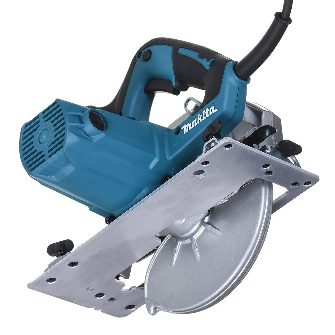 Sierra circular Makita azul con placa base plateada sobre fondo blanco.