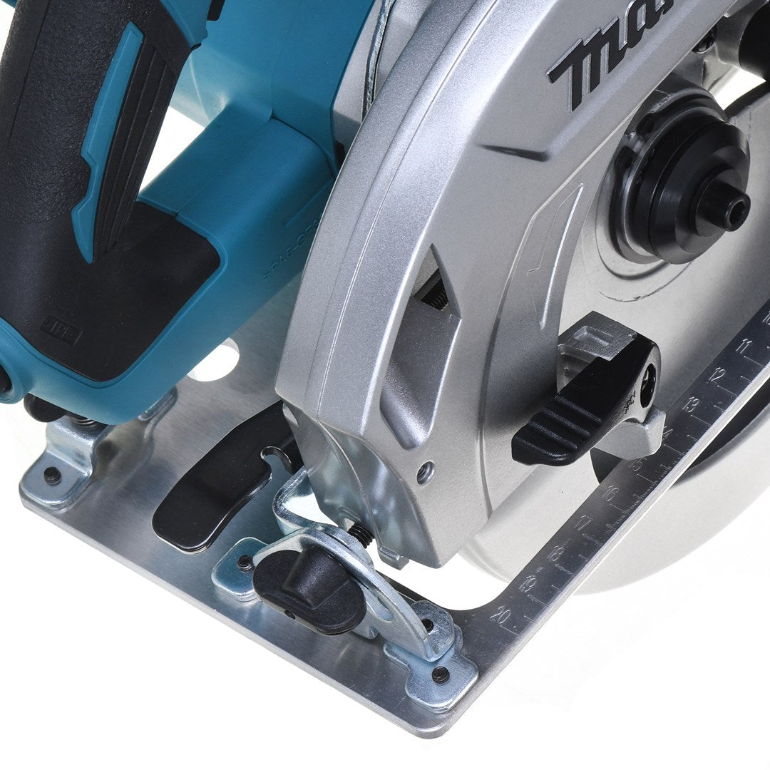 Primer plano de una sierra circular Makita azul y plateada sobre fondo blanco.