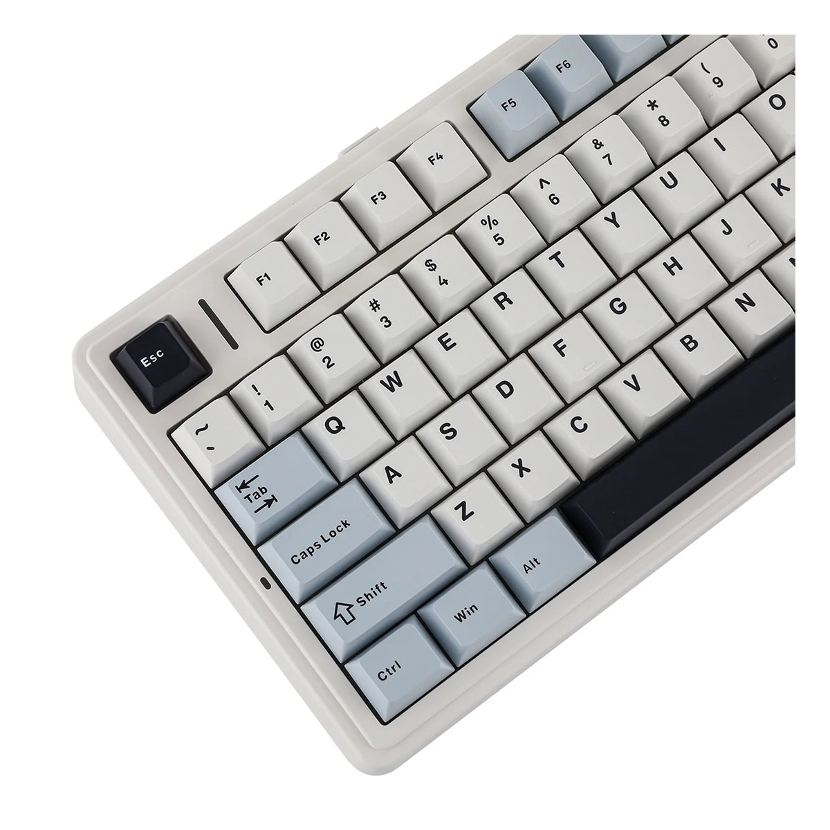 QWERTY düzenine sahip gri ve beyaz mekanik klavyenin yakın planı.