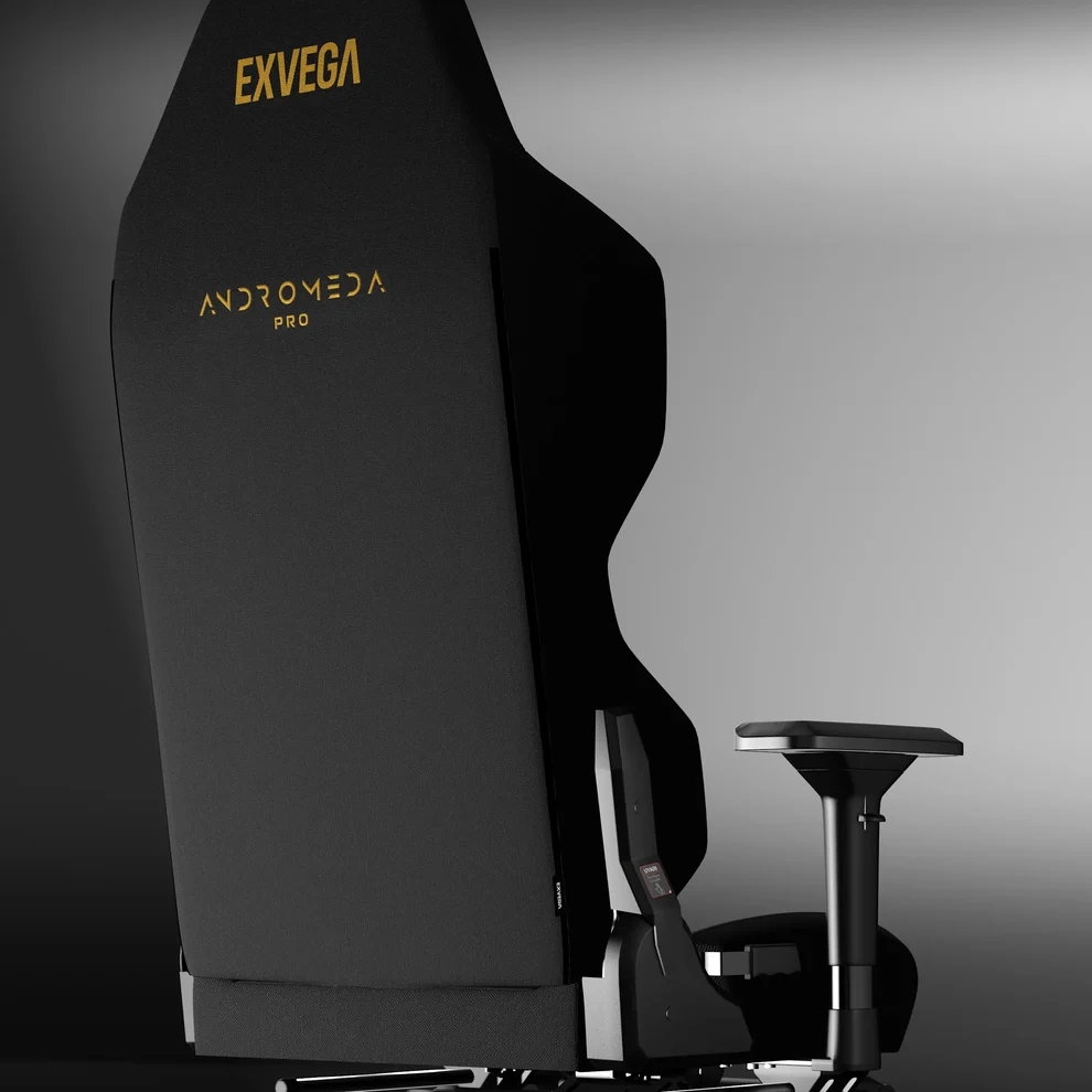 Gri arka plan önünde arkadan görünen siyah Exvega Andromeda Pro oyuncu koltuğu.