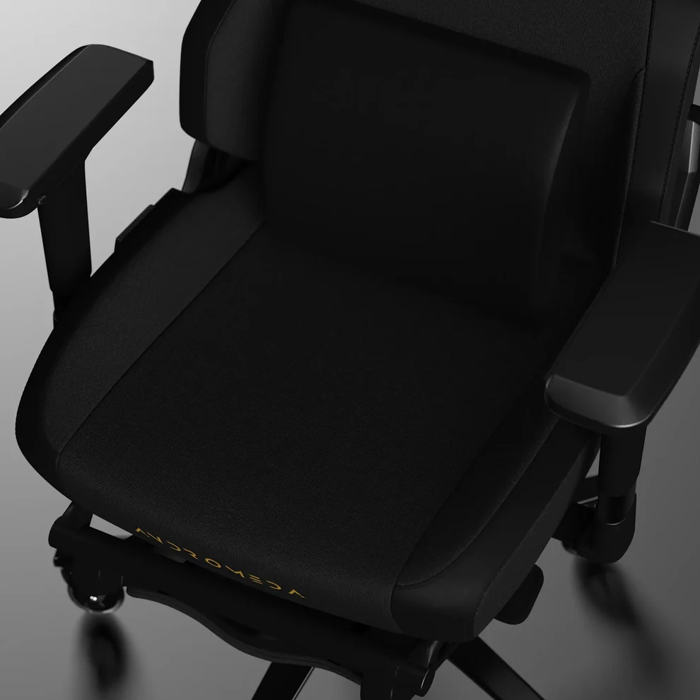 Yastıklı koltuğu, kolçakları ve gri arka planı olan siyah ergonomik oyuncu koltuğu.