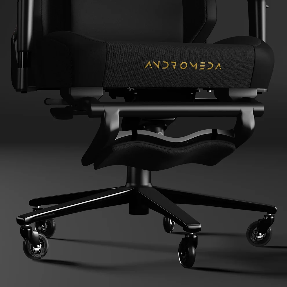 Koyu arka plan önünde altın rengi Andromeda logolu, tekerlekli ve metal parçalı siyah ergonomik sandalye.