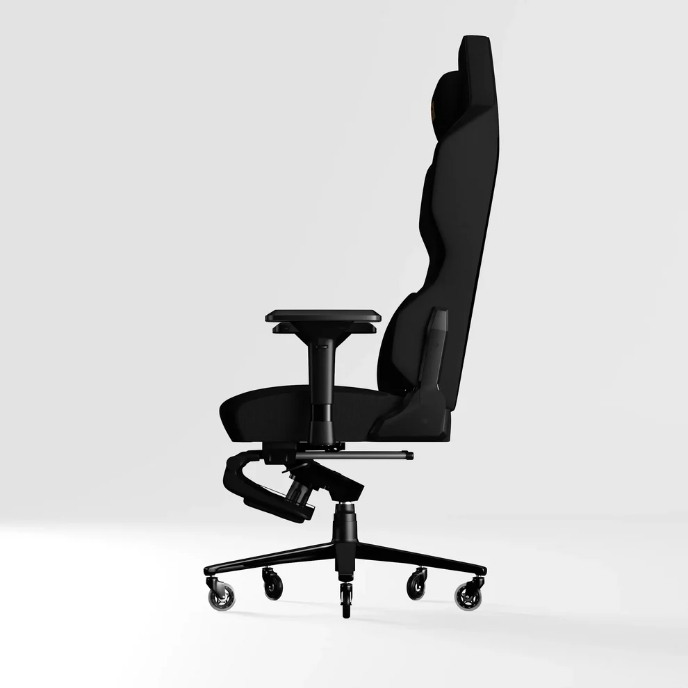 Beyaz arka plan önünde profilden görünen siyah ergonomik oyuncu koltuğu.