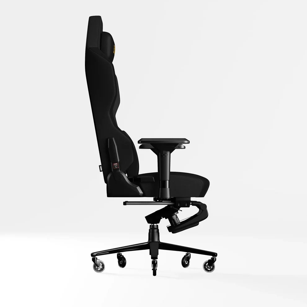 Beyaz arkaplanda kollukları ve tekerlekleri olan ergonomik siyah oyuncu koltuğunun yan görünümü.