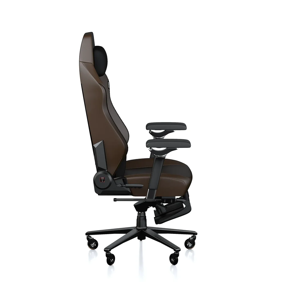 Yüksek sırta ve tekerleklere sahip kahverengi ve siyah ergonomik ofis koltuğunun yan görünümü.
