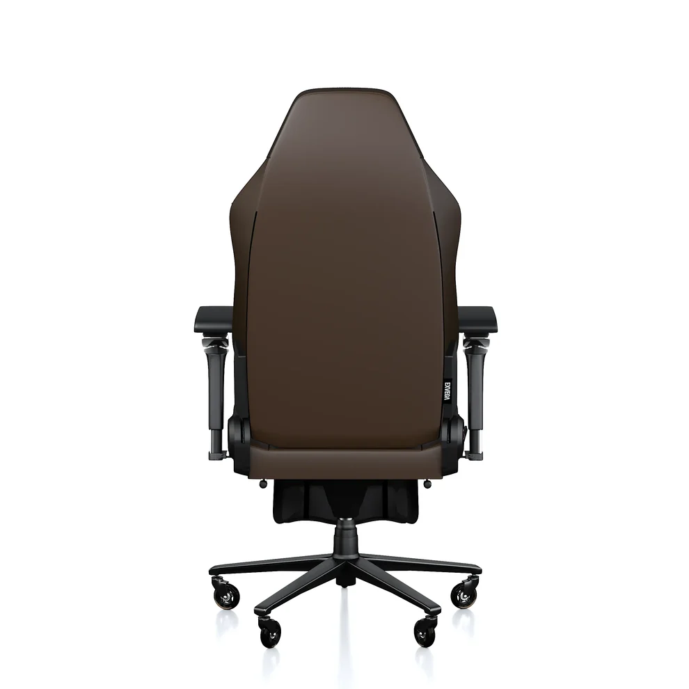 Beyaz arka planda siyah kolçakları ve tekerlekleri olan kahverengi, ergonomik bir oyuncu koltuğunun arka görünümü.
