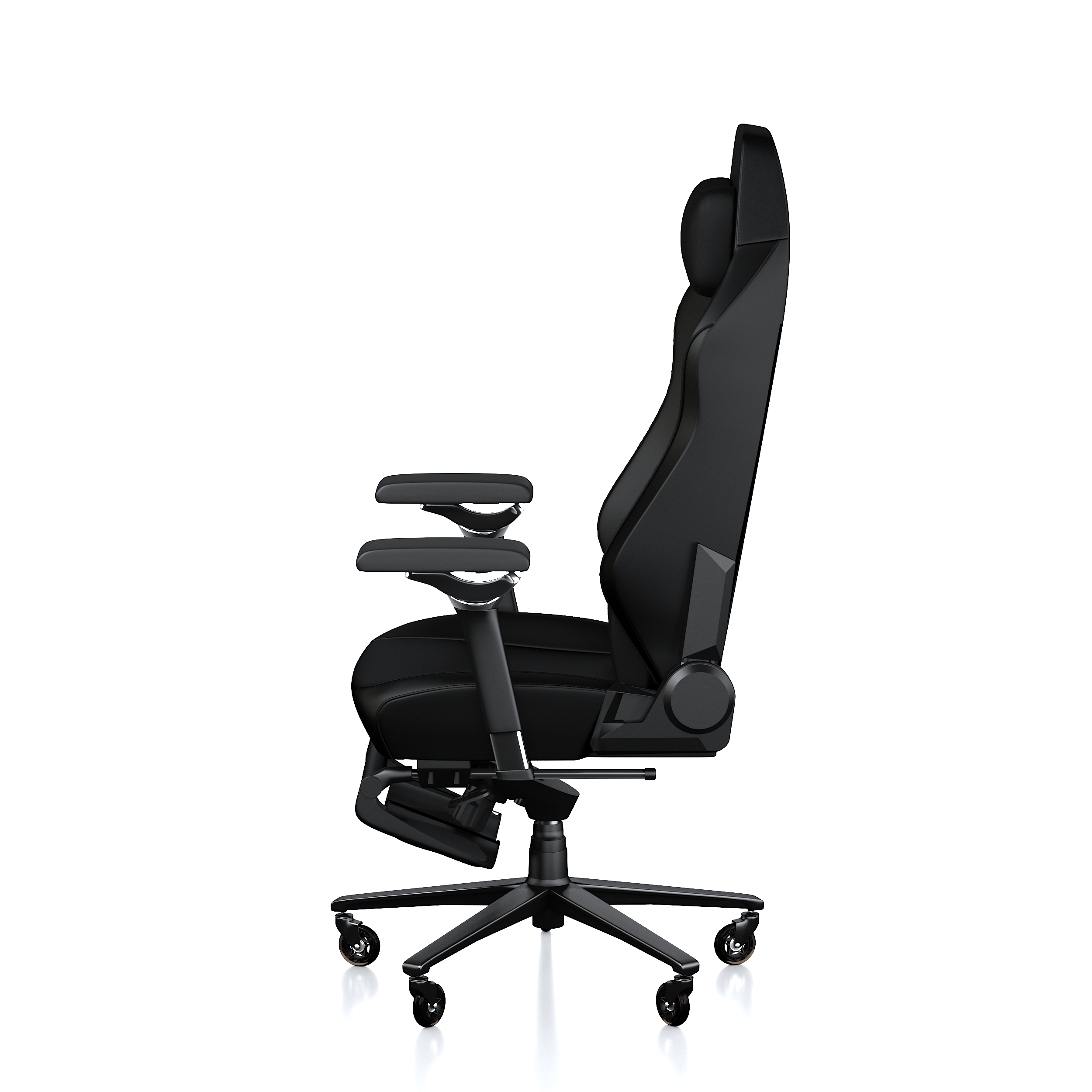 Ayarlanabilir kolçaklı ve tekerlekli siyah ergonomik ofis koltuğu, beyaz arka planda yandan görünüm.