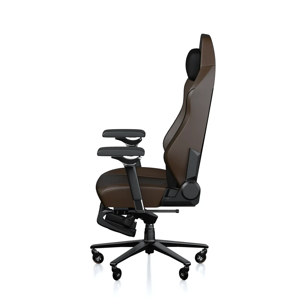 Beyaz arka planda siyah çerçeveli ve tekerlekli kahverengi ergonomik sandalyenin yan görünümü.