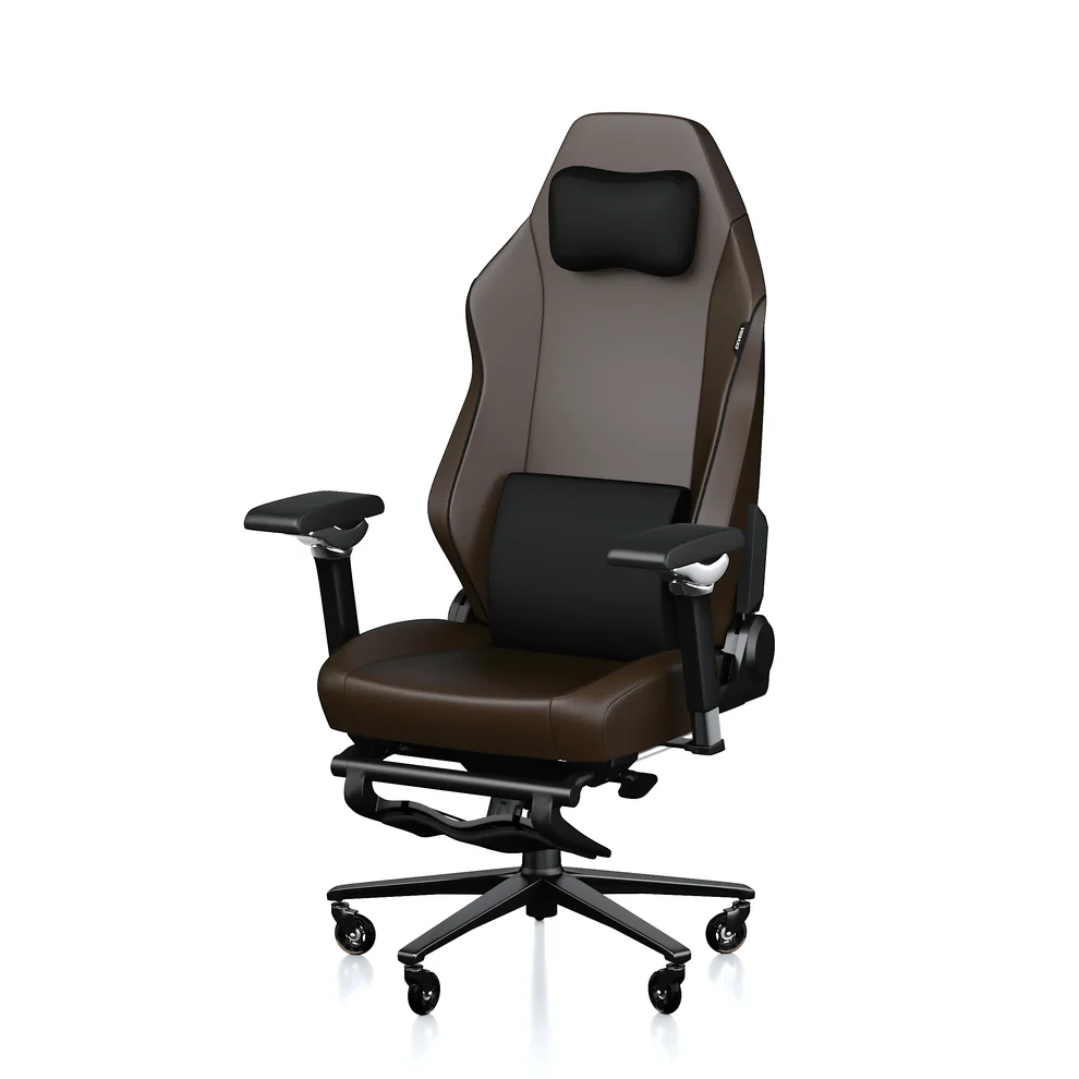 Beyaz arka planda siyah yastıklı ve tekerlekli kahverengi ergonomik oyuncu koltuğu.