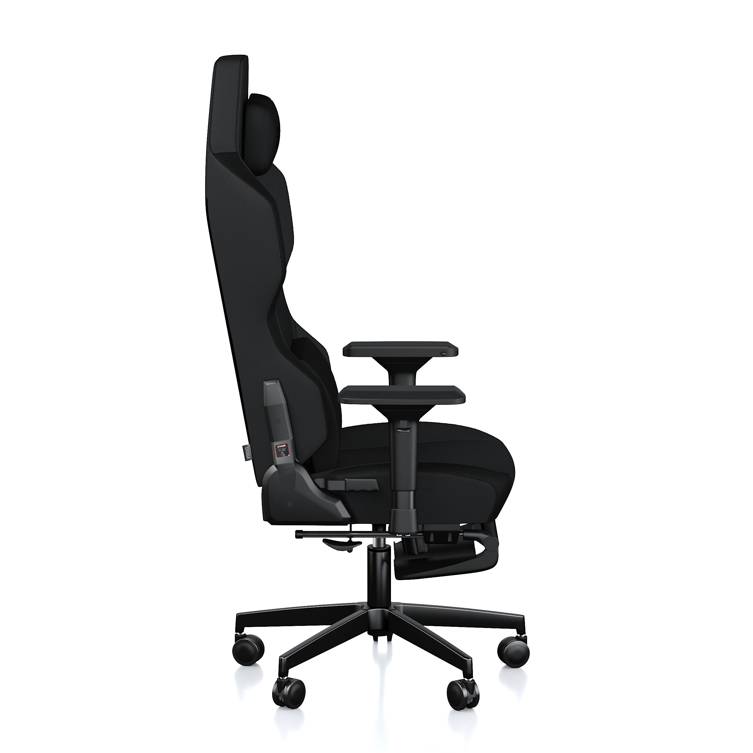 Beyaz arka planda baş destekli ve tekerlekli siyah ergonomik oyuncu koltuğu.
